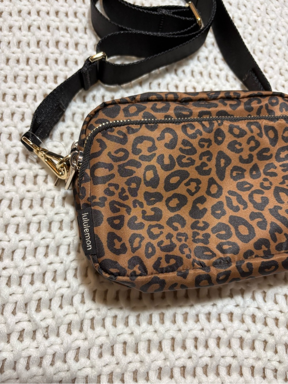 (NWT) RARE! lululemon leopardo everywhere crossbody bag *metal hardware - Picture 3 of 11